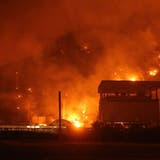 Waldbrand in der Nähe eines Kraftwerks an der Ägäis: Die Türkei verliert die Kontrolle über die Flammen. (Bild: Ali Balli / EPA (Mugla, 4. August 2021))