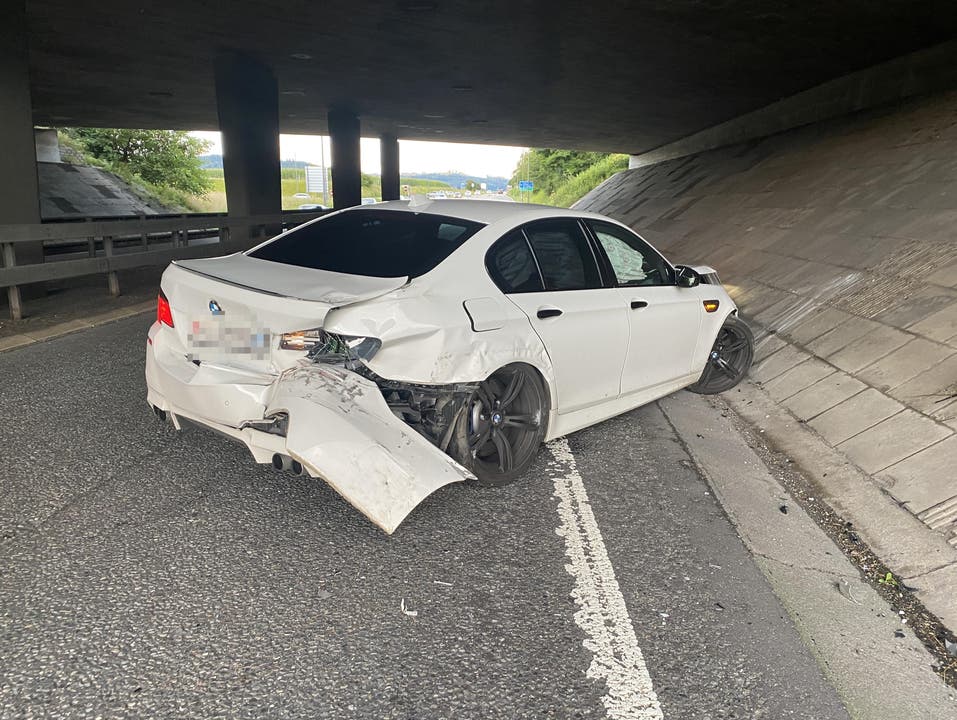 Kölliken AG, 5. August: Ein Neulenker verlor beim A1-Anschluss Aarau-West die Kontrolle über seinen Sportwagen und prallte gegen die Leitplanke.