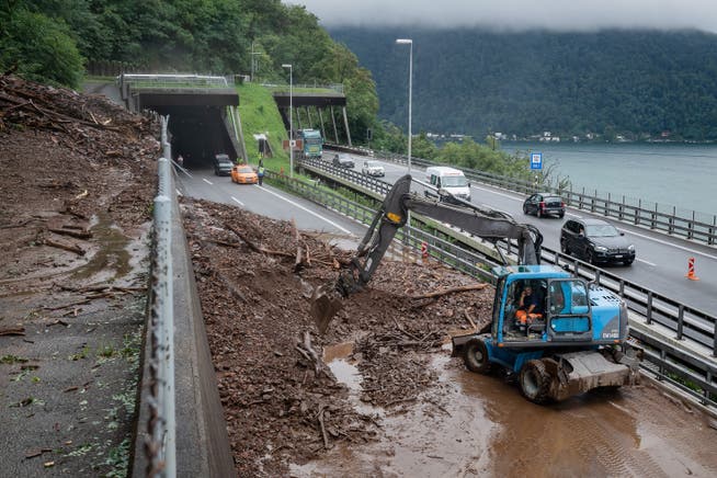 Die Autobahn A2 musste wegen Erdrutschen zeitweise gesperrt werden. 
