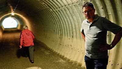 Gelegentlich geht hier ein Fussgänger durch. Claudio Senn (rechts) kennt die Geschichte hinter dem Wellstahltunnel unter der Autobahn. (Bild: Max Tinner)