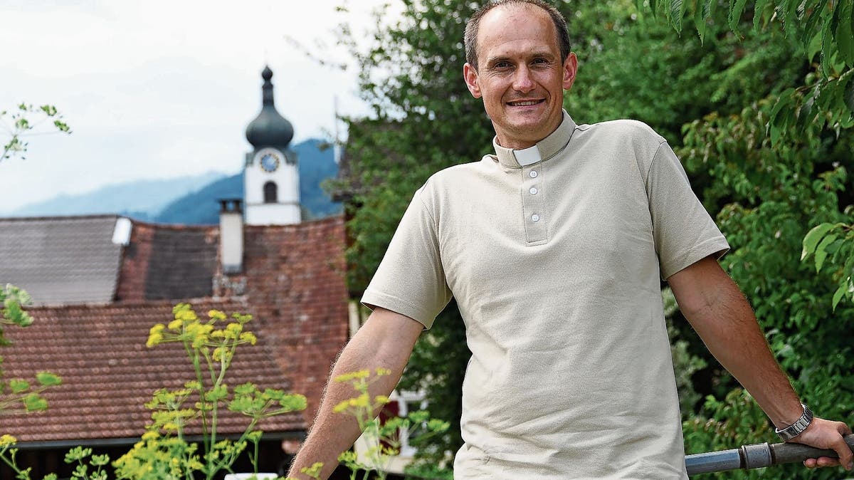 „Wszystko zaczyna się od rozmowy”: Nowy ksiądz Belgasz przyjechał do Szwajcarii z Polski