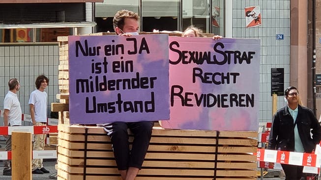 Rund 500 Personen demonstrierten am Sonntagnachmittag gegen das vom Appellationsgericht Basel-Stadt erlassene Urteil im Falle einer Vergewaltigung an der Elsässerstrasse.