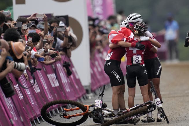 Ein Bild für die Ewigkeit - und ohne Aussicht auf Wiederholung: Olympiasiegerin Jolanda Neff feiert mit den zwei Teamkolleginnen Sina Frei und Linda Indergand den Schweizer Dreifach-Triumph 2021 bei den Sommerspielen in Tokio.