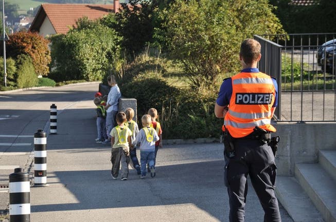 Die Polizei führt Verkehrskontrollen durch, um die Schulkinder besser zu schützen.