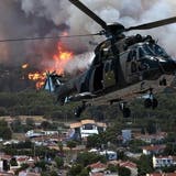 Schweizer Super-Puma-Helikopter fliegen mit Löschbehälter Richtung Einsatzgebiet bei der griechischen Insel Euböa. (zvg/Mark Hauser)