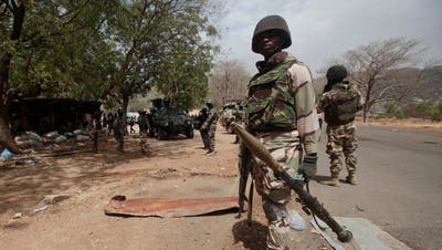 Soldaten der nigerianischen Armee kämpfen gegen Boko Haram und andere Entführer – sind aber häufig machtlos. (Lekan Oyekanmi / AP)