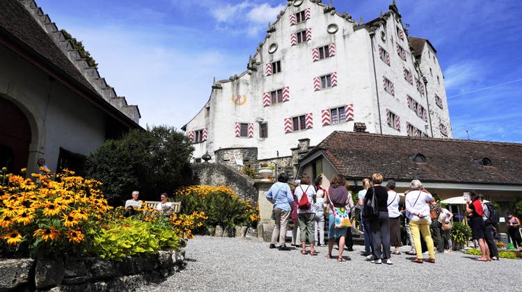 Viele Besucherinnen und Besucher entdecken die acht Blumen-Räume im Schloss lieber mit einem Tour-Guide. (Natasha Hähni / Aargauer Zeitung)
