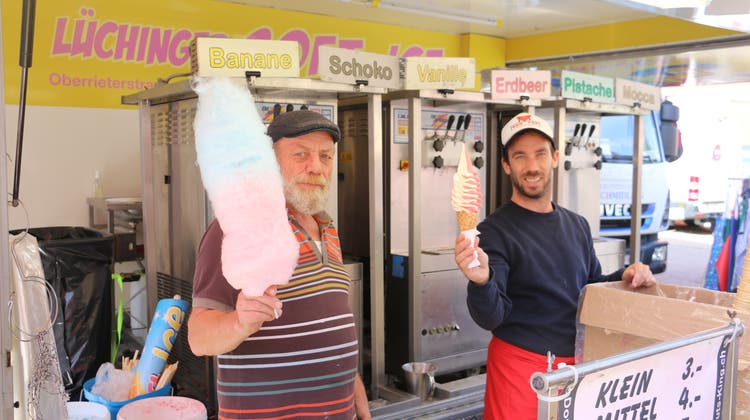 Manfred (l.) und Benjamin Lüchinger von «Lüchingers Soft-Ice» boten am Fricker Markt ihre süssen Waren feil. (Dennis Kalt/Aargauer Zeitung)