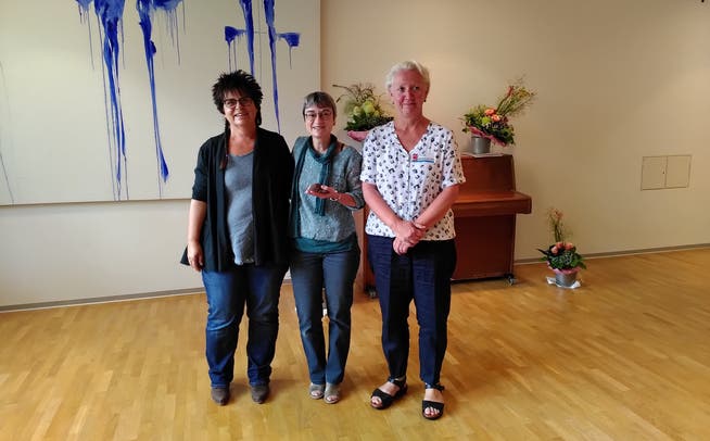 Verlegerin Alice Gabathuler, Preisträgerin Karin Bachmann und Alexandra Moser von der Kulturkommission.