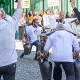 Die Freiheitstrychler protestieren auf dem Regierungsplatz in Aarau gegen die Maskenpflicht an den Aargauer Schulen. (Fabio Baranzini)