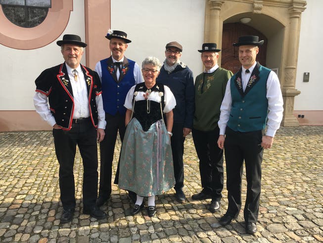 Vertreter der Trägerschaft des Jodlerfestes mit dem Bad Zurzacher Gemeindeammann Bernhard Scheuber (hinten Mitte) und OK-Präsident Kurt Schmid (2. von rechts). 