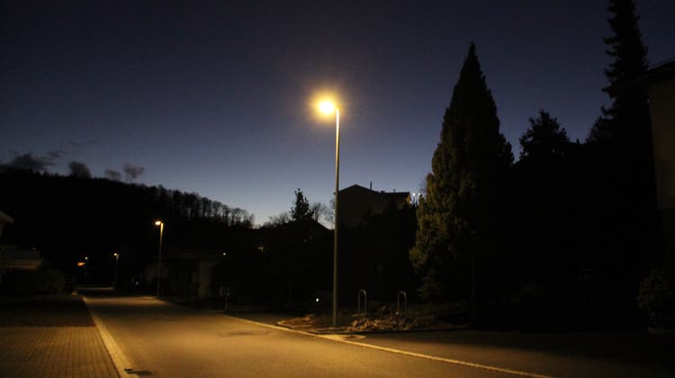 Die Strassenbeleuchtung in Langnau am Albis wird auch künftig um fünf Uhr eingeschaltet. (Claudia Meier / Aargauer Zeitung)