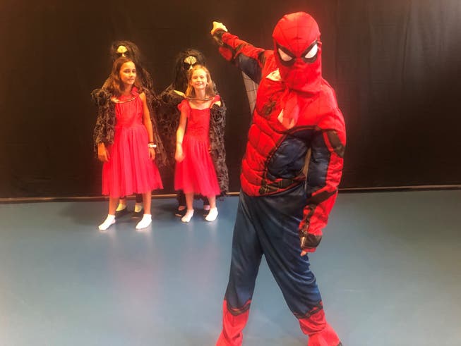 Tim befreit als Spiderman zwei Ballerinas. Eine Szene aus dem Stück «Tims Tutu».