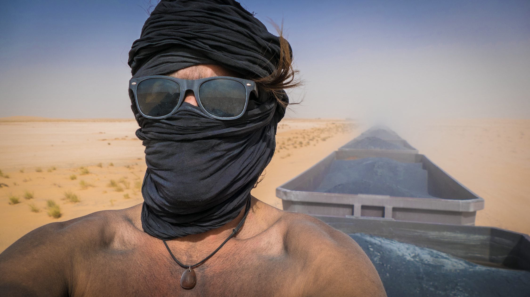Raphael Fischer auf einem Güterzug in der Sahara.