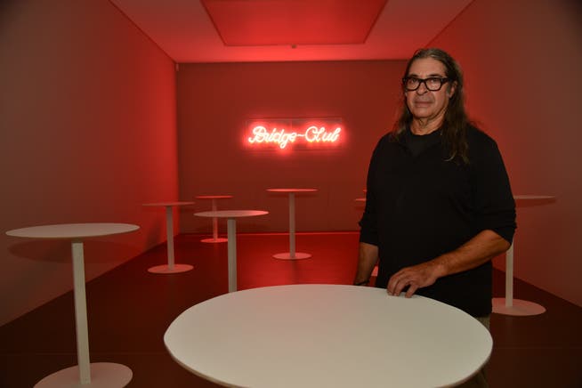 Aldo Mozzini hat zusammen mit Oppy De Bernardo den Danioth Pavillon im Haus für Kunst Uri zu einem Bridge-Club mit schummrigem Rot-Licht und Stehtischen umgewandelt.