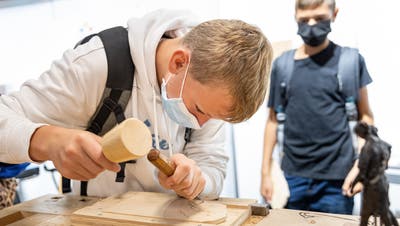 Der 13-jährige Jonas aus Zofingen arbeitet gerne mit Holz: «Am Schluss halte ich etwas in den Händen, das ich nach Hause nehmen kann.» (Chris Iseli)