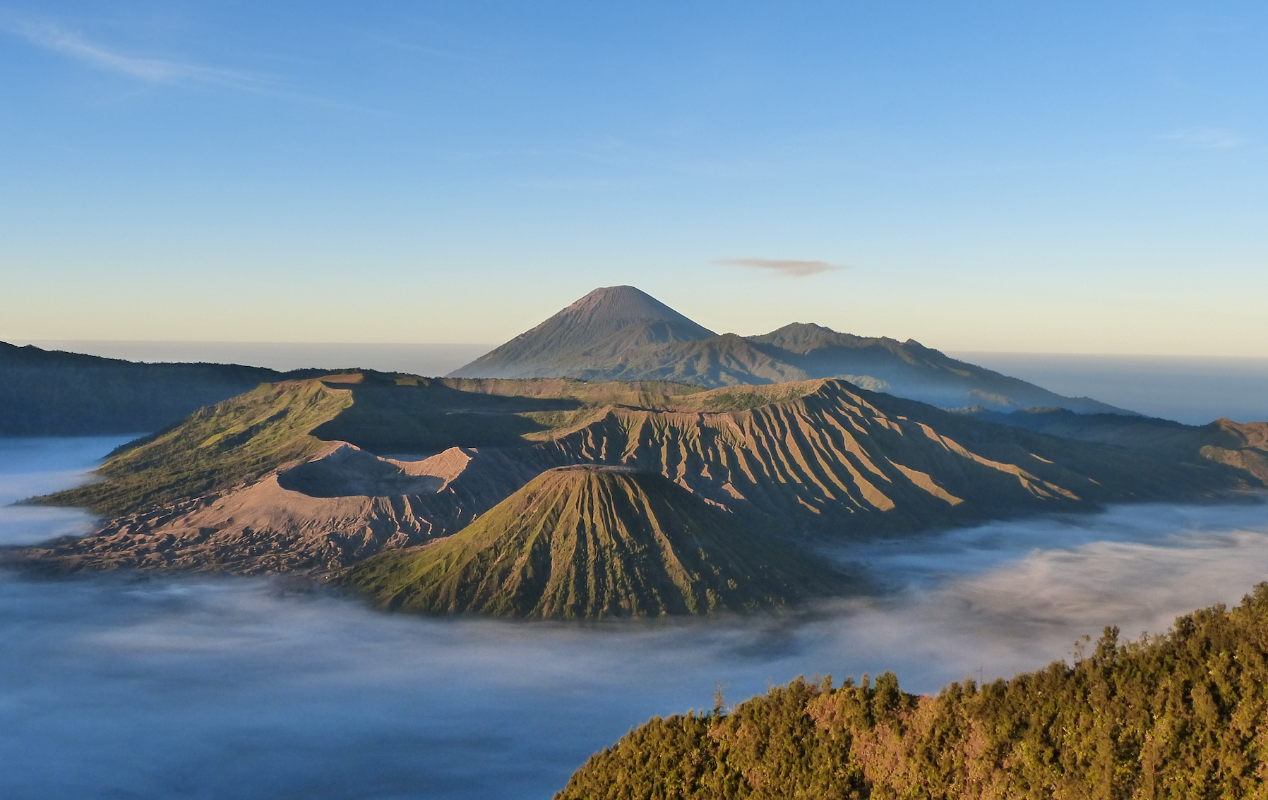 Blick auf Vulkane in Java.