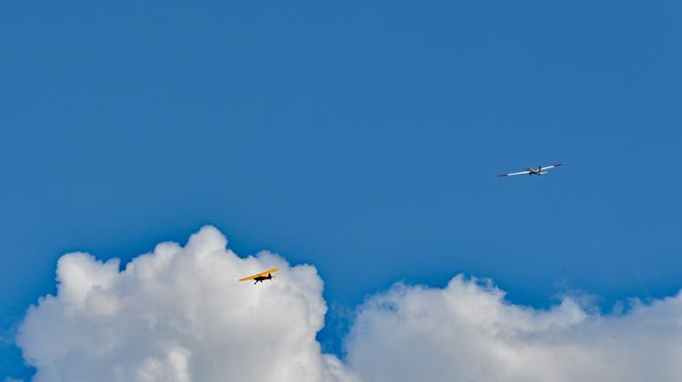 Ein Schleppflugzeug zieht das 16 Kilogramm schwere  Segelflugzeug mit 5 Metern Spannweite von Hans Gratwohl in die Höhe. (Bruno Kissling / Oltner Tagblatt)