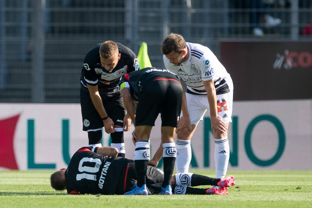 Der Stürmer der Luganesi, Mattia Bottani verletzt sich früh und muss ausgewechselt werden.
