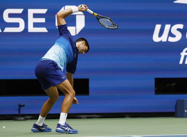 Mitte des zweiten Satzes zertrümmert Djokovic sein Racket.