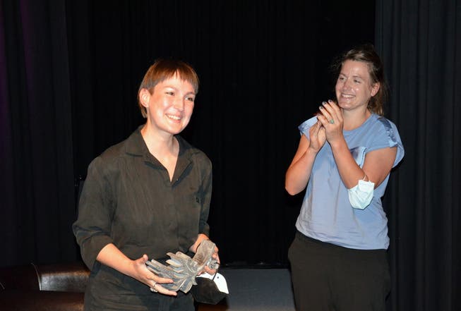 Gewinnerin Regina Dürig durfte den Preis von Katharina Alder übernehmen.
