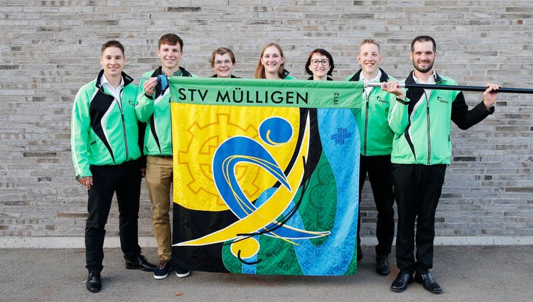 Die Vereinsfahnen-Kommission unter der Leitung von Reto Grünenfelder (Zweiter von rechts) präsentiert stolz das am Samstag enthüllte Banner mit neuem Sujet.