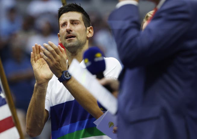 Auch bei der Siegerehrung weint Novak Djokovic.