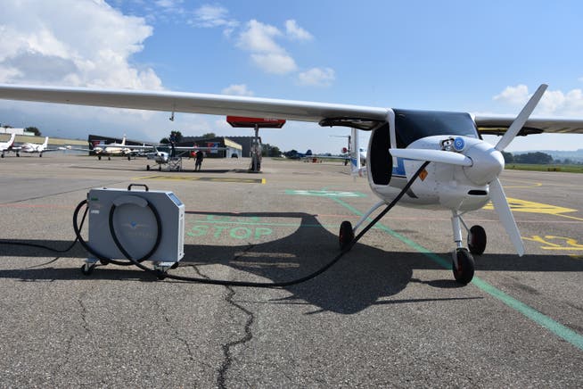 Elektrifly-In Grenchen: Das E-Flugzeug Velis erhält Energie für die nächsten Rundflüge.