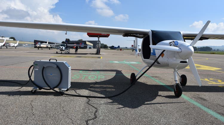 Elektrifly-In Grenchen: Das E-Flugzeug Velis erhält Energie für die nächsten Rundflüge. (Peter Brotschi)