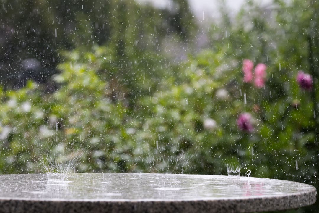 «Auch Starkregenphasen können ihre Faszination haben, wenn auf der Gartentischplatte kleine Krönchen zu sichten sind», meint der Leser Peter Wehrli zu diesem Foto.