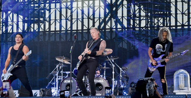 Die weltberühmte Rockband Metallica während eines Konzerts vor Corona in Prag vor 70'000 Menschen.
