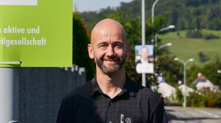 Stefan Säuberli (parteilos), Ortsbürger von Möriken-Wildegg, mit seiner indirekten Wahlkampagne: einer Umfrage via QR-Code. (zvg)