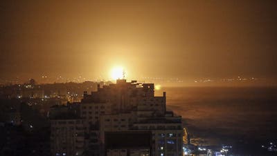 Rauch und Flammen erscheinen am Himmel als Folge eines israelischen Luftangriffes auf Gaza-Stadt. (Keystone)