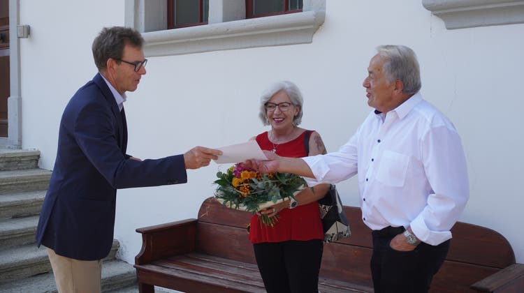 Johann Koch und Anita Del Priore werden von Ammann Buchser und Gemeindschreiber Urben begrüsst (Natasha Hähni / Aargauer Zeitung)
