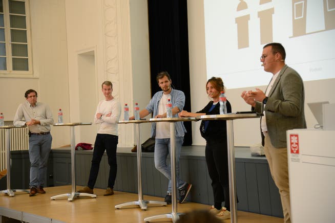 Unter der Leitung von Reto Mitteregger (Mitte) diskutierten (von links) Marcus Haug, Timmy Frischknecht, Jana Avanzini und Luca Boog.