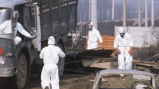 Selbst ein Jahr nach dem Chemieunfall in Seveso waren Arbeiter noch mit Entseuchungsaufgaben beschäftigt.