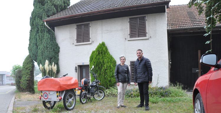 Gemeindeammann Walter Koch und Gemeinderätin Cornelia Stutz vor dem Haus an der Hubelstrasse 18 in Niederwil, das für den Bau einer neuen Asylunterkunft abgerissen werden soll.