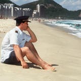 Die Schweizer Fluggesellschaft Swissair wird am 2. Oktober 2001 wegen fehlender Liquidität zum sofortigen Einstellen des Flugbetriebes gezwungen. Auf dieser Aufnahme ist Daniel Riediker, ein nachdenklicher Swissair-Pilot, zu sehen, welcher sich die Wartezeit am Strand von Rio de Janeiro versüsst. (Bild: Markus A. Jegerlehner)