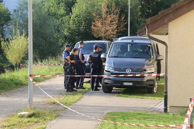 Die Polizei ermittelte bei einem Mehrfamilienhaus in Frick, nachdem sie dort in einer Wohnung zwei Tote vorfand.