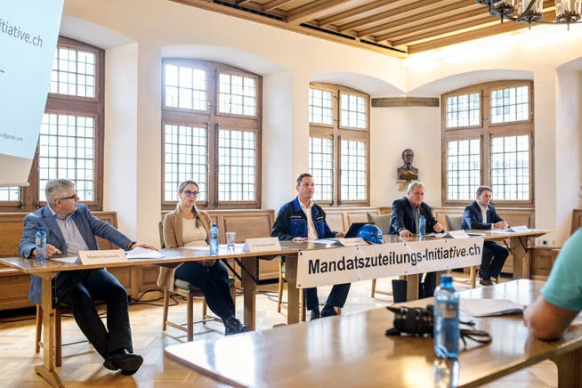 Pressekonferenz zur Mandatszuteilungs-Initiative am 28. August 2020 mit Martin Gautschi, Yvonne Buchwalder, Reto Wettstein, Daniel Knecht und Willi Wengi.