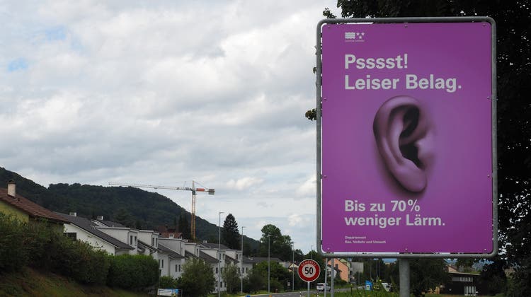 Der Kanton Aargau setzt seit Jahren auf lärmarme Beläge. Nun signalisiert er diese auch entsprechend. Wie hier in Münchwilen. (Bild: Kanton Aargau)