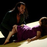 Jochanaan vergewaltigt Salome. (Paul Leclaire / Opernhaus Zürich)