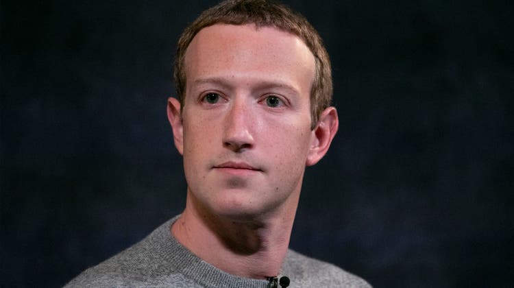 In der Defensive: Der Facebook-Konzernchef Mark Zuckerberg muss wohl bald wieder vor einem Kongress-Ausschuss aussagen. (Mark Lennihan / AP)