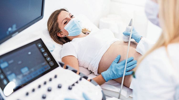Im Faktencheck: Erleiden Schwangere wegen Corona-Impfung Fehlgeburten?
