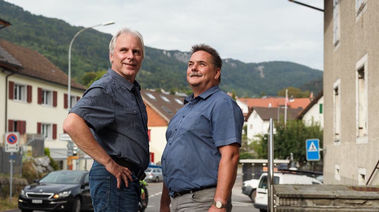 Rolf Sterki (links) gibt das Amt als Gemeindepräsident an Max Berner ab (Hanspeter Bärtschi)