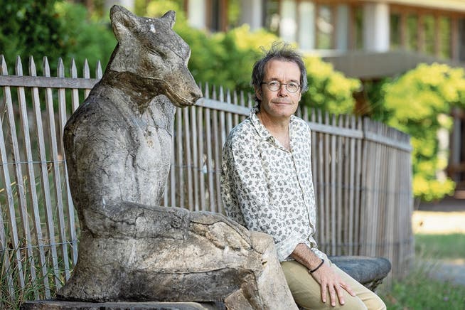 Der Wolfsdetektiv und die Wolfskulptur: Forscher Luca Fumagalli auf dem Gelände der Universität Lausanne.