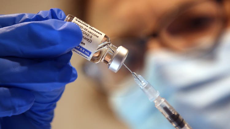 Der Vektorimpfstoff von Janssen wird in der Schweiz bereits verimpft. Bei den Totimpfstoffen könnte es hingegen noch Monate dauern. (Bild: DPA)