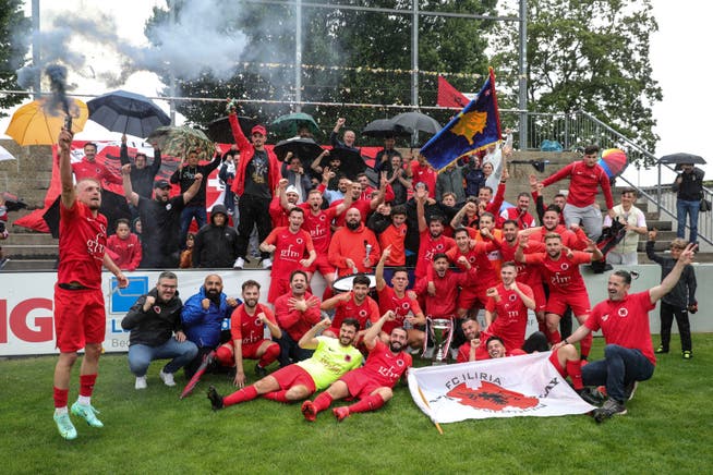 Der FC Iliria feiert die Titelverteidigung im Stadion des FC Solothurn.