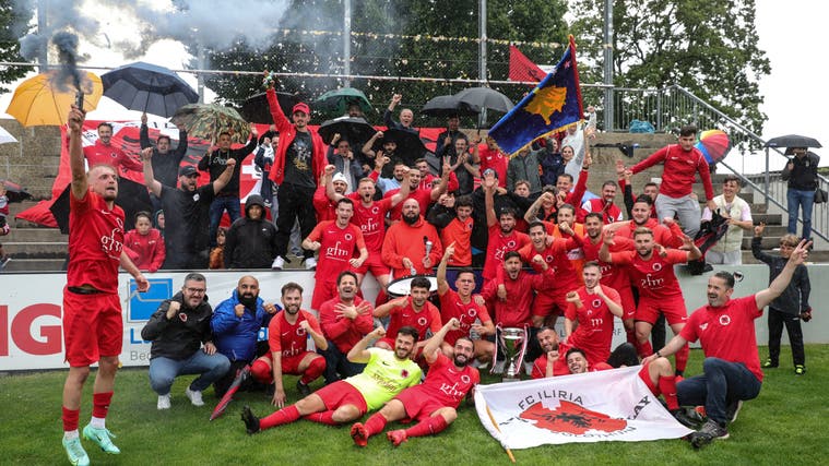 Der FC Iliria feiert die Titelverteidigung im Stadion des FC Solothurn. (Patrick Lüthy)