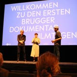 Neben den Filmvorstellungen finden Gesprächsrunden mit den Machern statt: Produzent Pascal Trächslin (links), Regisseurin Arami Ullón und Stephan Filati, Betriebsleitung Odeon, als Moderator. (Maja Reznicek)